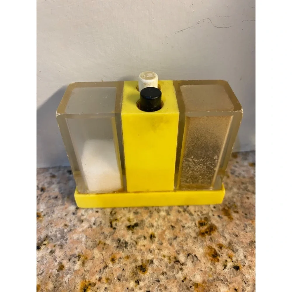 Vintage Push Button Salt & Pepper Dispenser Yellow Retro kitchen